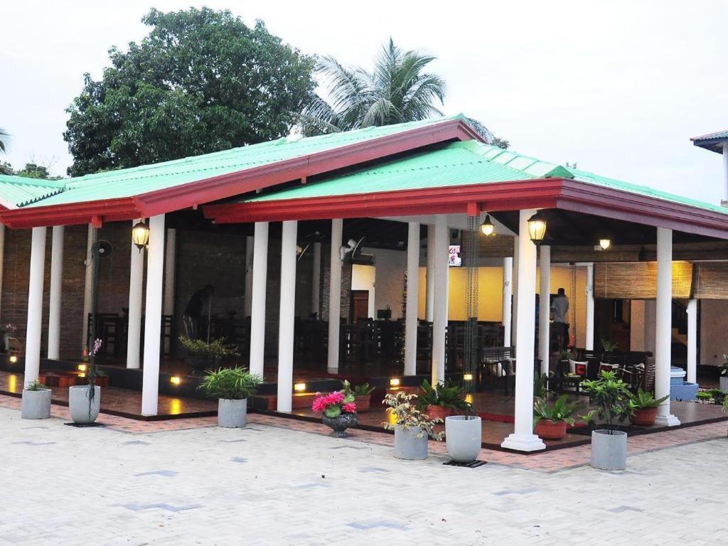 Sihilro Regency Hotel Udawalawe Esterno foto